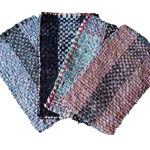 Anyam Kecil